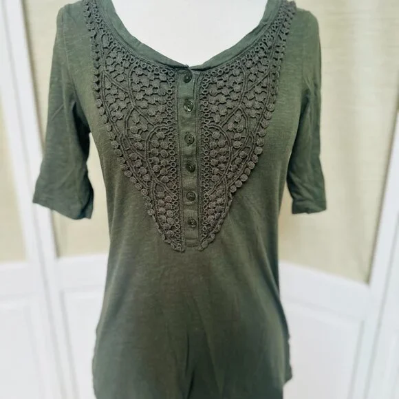 Old Navy Army Green Top Lace Front Short Sleeved Top V-Neck Buttons Boho Top - Picture 2 of 5